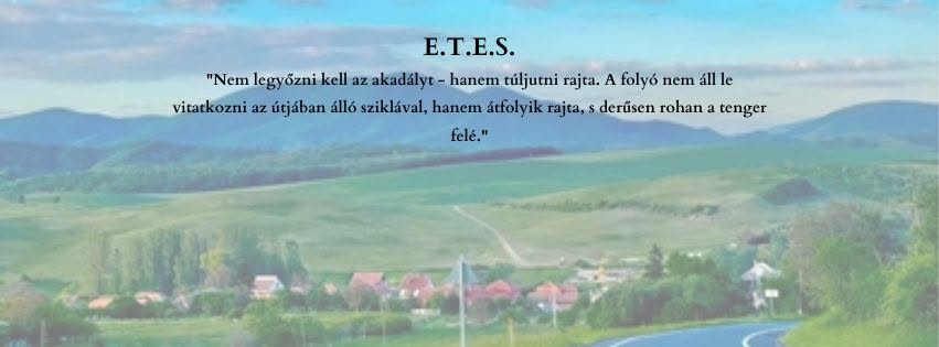 Etes és a környező dombok panorámája, az egyesület mottójával